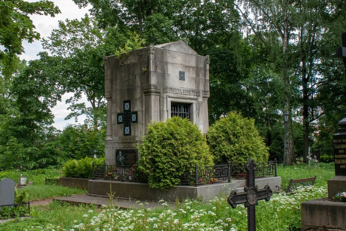 Склеп с витражом